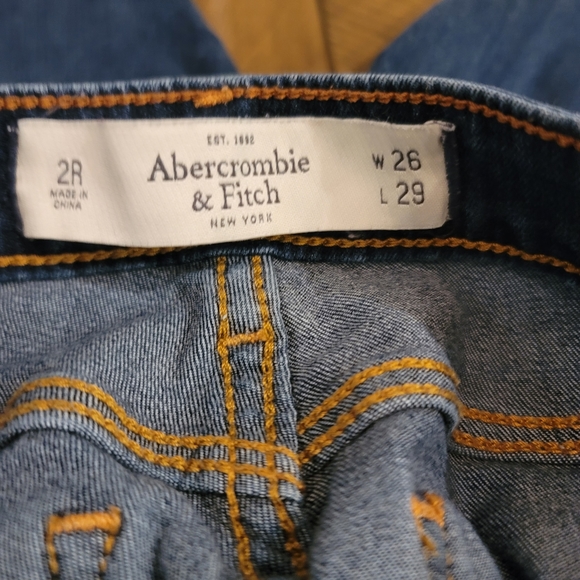 The A&F Jegging | Original Back Pocket Stitching | Size 2 | Dark Wash - Picture 3 of 8